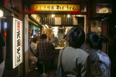 Tokyo, Japonya; 1 Ekim 2023: Tokyo 'nun Shinjuku ilçesinde Omoide Yokocho Caddesi' ndeki Izakaya restoranında atmosfer.