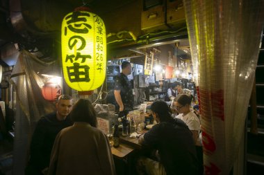 Tokyo, Japonya; 1 Ekim 2023: Tokyo 'nun Shinjuku ilçesinde Omoide Yokocho Caddesi' ndeki Izakaya restoranında atmosfer.