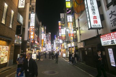 Tokyo, Japonya; 1 Ekim 2023: Atmosfer ve Tokyo 'daki Shinjuku ilçesinin sokaklarına ışıklar.