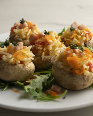 Hindi ve sebzeli pirinç salatasıyla doldurulmuş mantarlar..