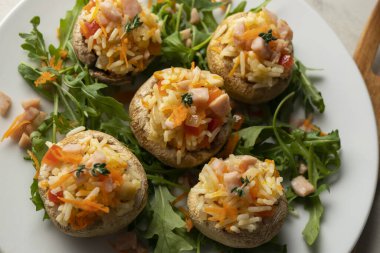 Hindi ve sebzeli pirinç salatasıyla doldurulmuş mantarlar..