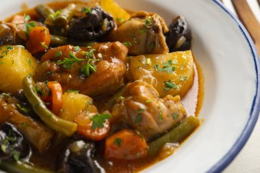 Patatesli haşlanmış tavşan, yeşil fasulye, havuç ve domates..