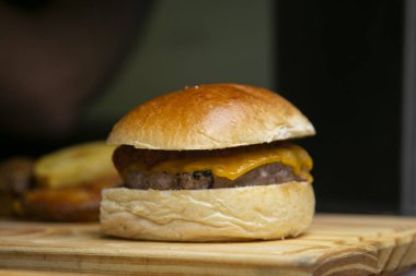 Tavuk ve sebzeli Arjantin böreği pişiriyorum..