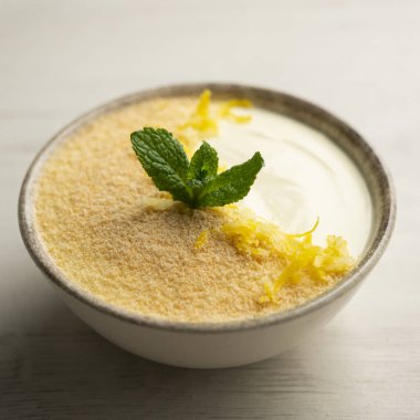 Üzerine kurabiye tozu dökülmüş limon ve yoğurt..