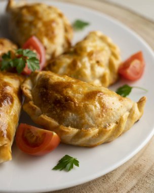 Tavuk ve sebzeli Arjantin böreği pişiriyorum..