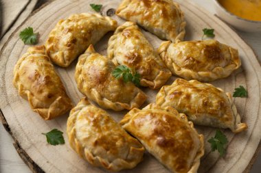 Tavuk ve sebzeli Arjantin böreği pişiriyorum..