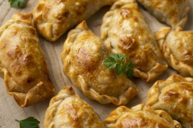 Tavuk ve sebzeli Arjantin böreği pişiriyorum..