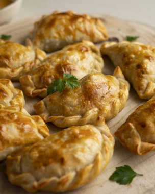 Tavuk ve sebzeli Arjantin böreği pişiriyorum..