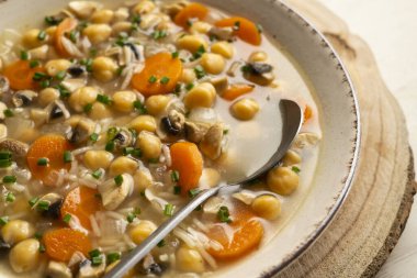 Pirinç ve sebzeli nohut çorbası..