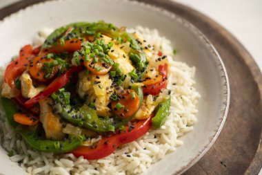 Tavukta rengarenk biber ve pilavla pişirilmiş tavuk..