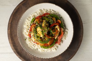 Tavukta rengarenk biber ve pilavla pişirilmiş tavuk..