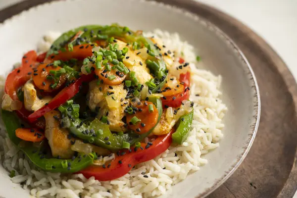 Tavukta rengarenk biber ve pilavla pişirilmiş tavuk..