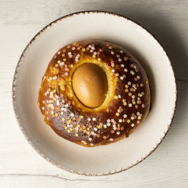 Mona de Pascua, haşlanmış yumurtalı pandispanya. Kutsal hafta için geleneksel İspanyol tatlısı