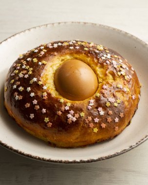 Mona de Pascua, haşlanmış yumurtalı pandispanya. Kutsal hafta için geleneksel İspanyol tatlısı