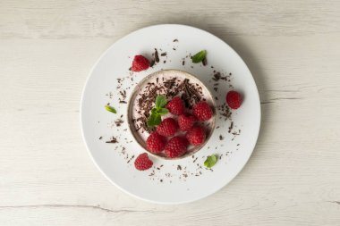 Yoğurt ve ahududu kreması. Geleneksel İtalyan tarifi.