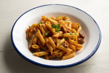 Domates soslu makarna ve İspanyol sucuğu..