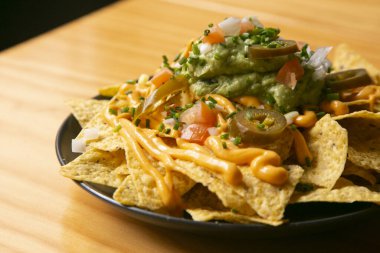 Guacamole ve sebzeli cips. Orijinal Meksika tarifi.