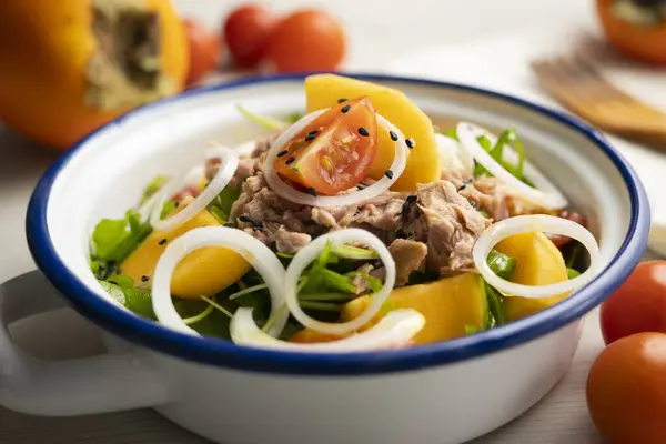 Hurma Domates Soğan Ton Balığı Salatası — Stok fotoğraf