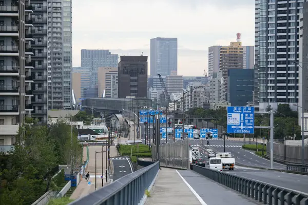 Tokyo, Japonya; 1 Ekim 2023: Tokyo 'daki Toyosu balık pazarı yakınlarındaki modern binalar.