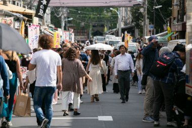 Tokyo, Japonya; 1 Ekim 2023: Tsukiji Dış Pazarı 'ndaki turistik gıda pazarında sokak atmosferi