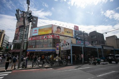 Tokyo, Japonya; 1 Ekim 2023: Tsukiji Dış Pazarı 'ndaki turistik gıda pazarında sokak atmosferi