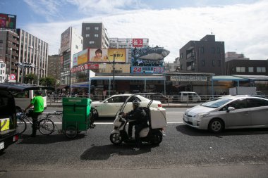 Tokyo, Japonya; 1 Ekim 2023: Tsukiji Dış Pazarı 'ndaki turistik gıda pazarında sokak atmosferi