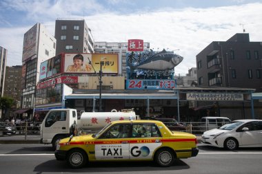 Tokyo, Japonya; 1 Ekim 2023: Tsukiji Dış Pazarı 'ndaki turistik gıda pazarında sokak atmosferi