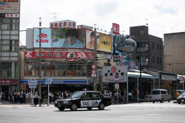 Tokyo, Japonya; 1 Ekim 2023: Tsukiji Dış Pazarı 'ndaki turistik gıda pazarında sokak atmosferi