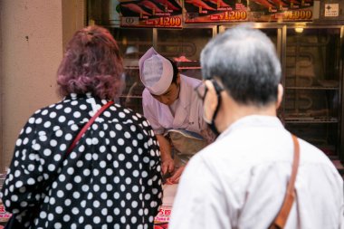 Tokyo, Japonya; 1 Ekim 2023: Tsukiji Dış Pazarı 'ndaki turistik gıda pazarında sokak atmosferi