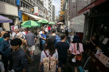 Tokyo, Japonya; 1 Ekim 2023: Tsukiji Dış Pazarı 'ndaki turistik gıda pazarında sokak atmosferi