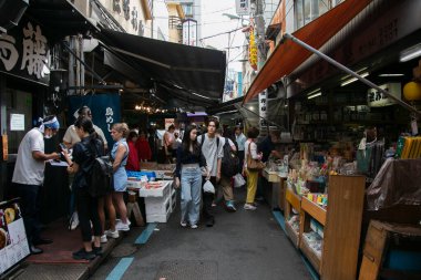 Tokyo, Japonya; 1 Ekim 2023: Tsukiji Dış Pazarı 'ndaki turistik gıda pazarında sokak atmosferi