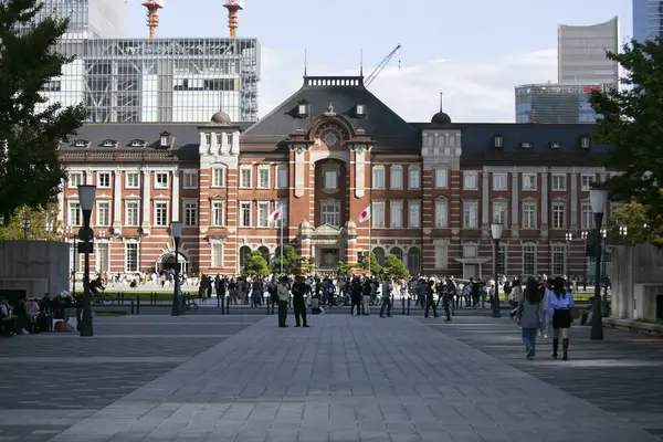 Tokyo, Japonya; 1 Ekim 2023: Tokyo Merkez Tren İstasyonu 'nun dış görünümü.