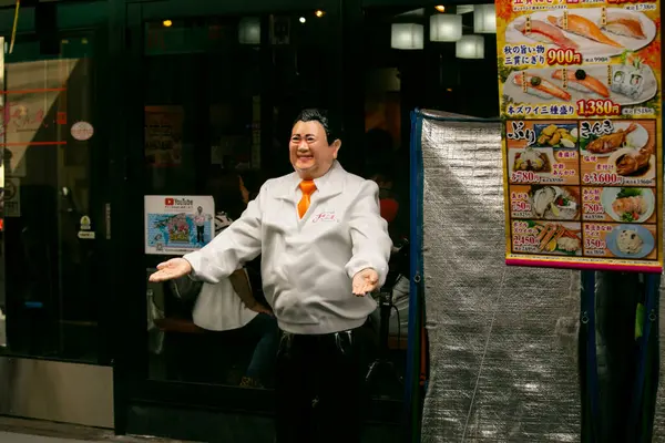 Tokyo, Japonya; 1 Ekim 2023: Tsukiji Dış Pazarı 'nda turistler için Japon yemekleri çeşitliliği