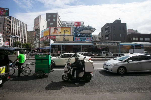 Tokyo, Japonya; 1 Ekim 2023: Tsukiji Dış Pazarı 'ndaki turistik gıda pazarında sokak atmosferi