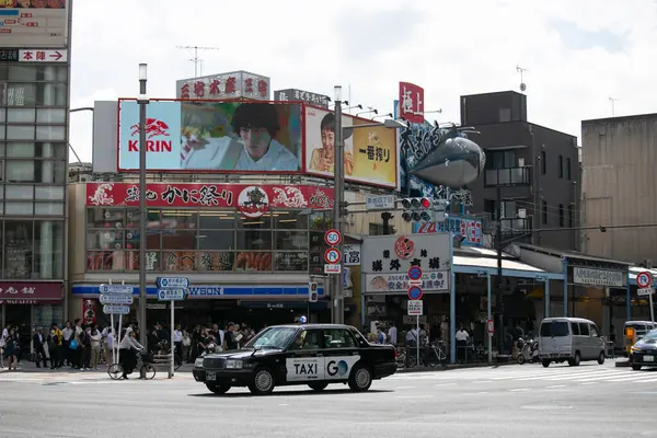 Tokyo, Japonya; 1 Ekim 2023: Tsukiji Dış Pazarı 'ndaki turistik gıda pazarında sokak atmosferi