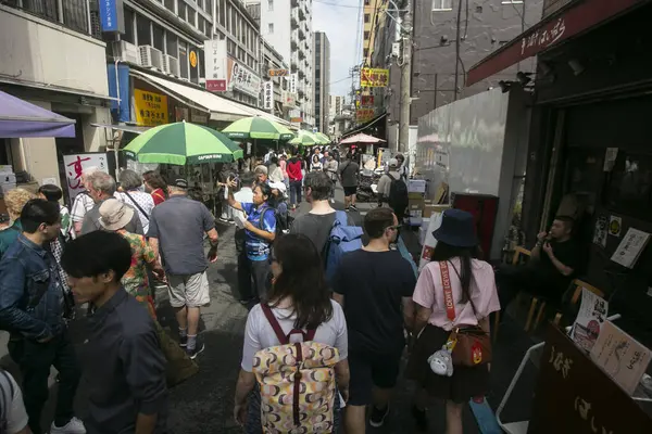 Tokyo, Japonya; 1 Ekim 2023: Tsukiji Dış Pazarı 'ndaki turistik gıda pazarında sokak atmosferi