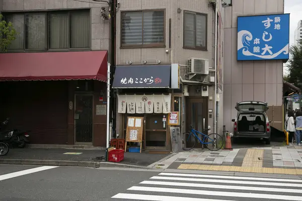 Tokyo, Japonya; 1 Ekim 2023: Tsukiji Dış Pazarı 'ndaki turistik gıda pazarında sokak atmosferi