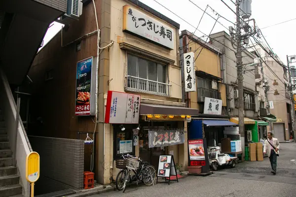 Tokyo, Japonya; 1 Ekim 2023: Tsukiji Dış Pazarı 'ndaki turistik gıda pazarında sokak atmosferi