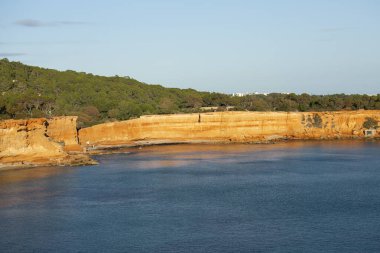 İbiza 'daki Sa Caleta plajı. Ibiza adasında kırmızı kaya ve kristal berrak suları olan güzel bir sahil..