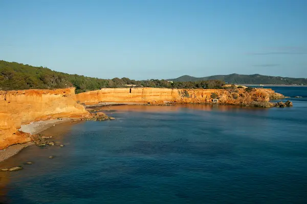 Пляж Caleta Ибице Красивый Пляж Красноватой Скалой Кристально Чистой Водой — стоковое фото