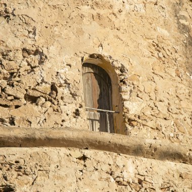 Torre d 'en Rovira, İbiza adasındaki Comte ve Cala Bassa plajları arasında batı adalarının önünde yer almaktadır..