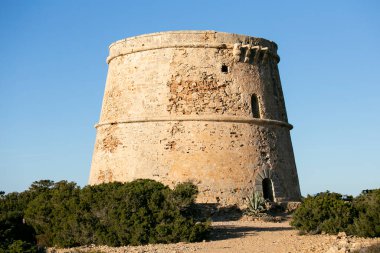 Torre d 'en Rovira, İbiza adasındaki Comte ve Cala Bassa plajları arasında batı adalarının önünde yer almaktadır..