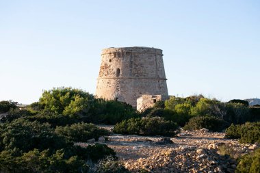 Torre d 'en Rovira, İbiza adasındaki Comte ve Cala Bassa plajları arasında batı adalarının önünde yer almaktadır..