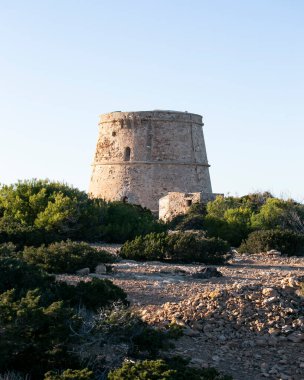 Torre d 'en Rovira, İbiza adasındaki Comte ve Cala Bassa plajları arasında batı adalarının önünde yer almaktadır..