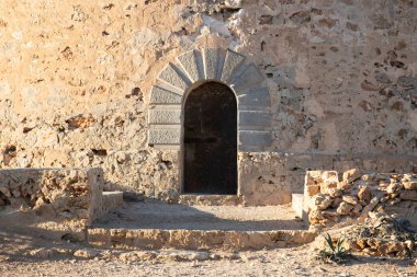 Torre d 'en Rovira, İbiza adasındaki Comte ve Cala Bassa plajları arasında batı adalarının önünde yer almaktadır..