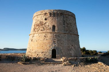 Torre d 'en Rovira, İbiza adasındaki Comte ve Cala Bassa plajları arasında batı adalarının önünde yer almaktadır..