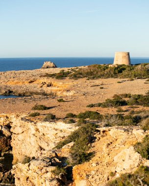 Torre d 'en Rovira, İbiza adasındaki Comte ve Cala Bassa plajları arasında batı adalarının önünde yer almaktadır..
