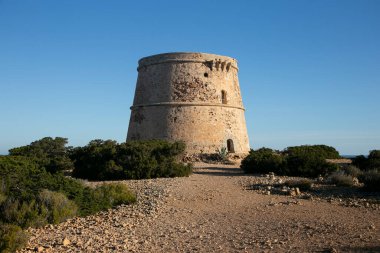 Torre d 'en Rovira, İbiza adasındaki Comte ve Cala Bassa plajları arasında batı adalarının önünde yer almaktadır..