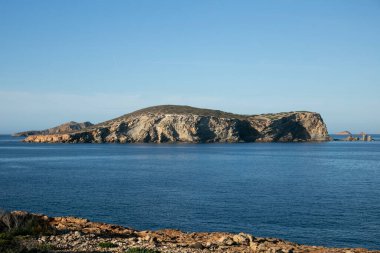 İbiza adasındaki Cala Comte 'de yer alıyor..