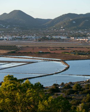 Ibiza adasındaki Sant Jordi kasabasındaki Ses Salines bölgesinde güzel bir gün batımı..